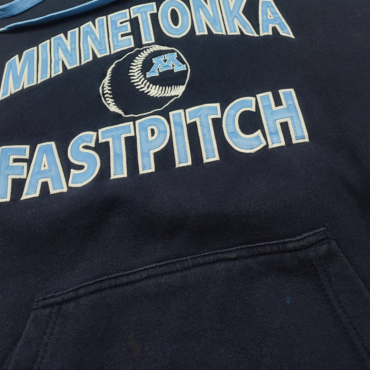 Vintage 90s Sportico Authentic Minnetonka Fastpitch Lace-Up Hoodie L – Detailansicht