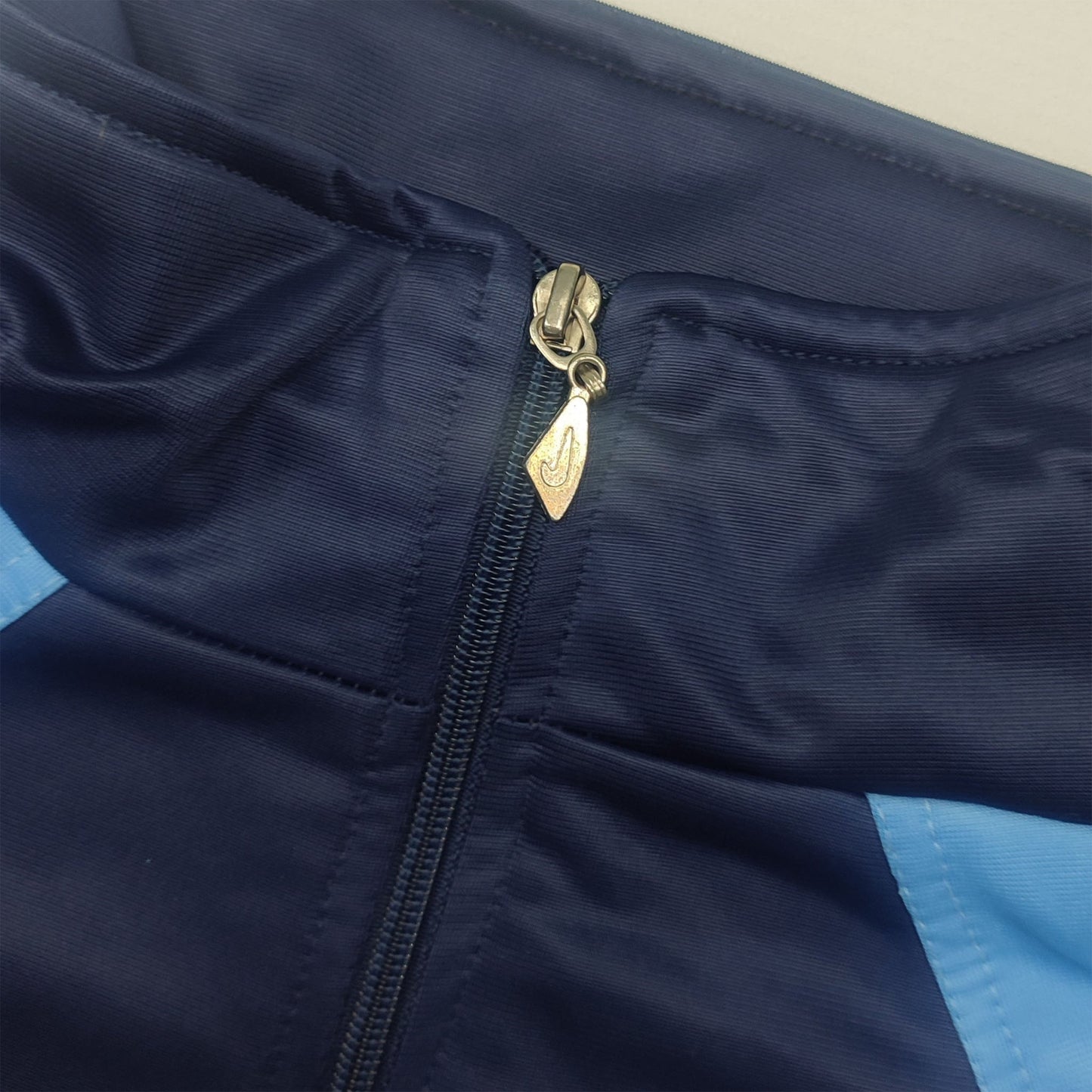 Vintage Nike Trainingsjacke in Navy, Grau und Weiß mit Zipper, Logo-Stickerei und sportlichem Colorblock-Design, unisex, Größe XL