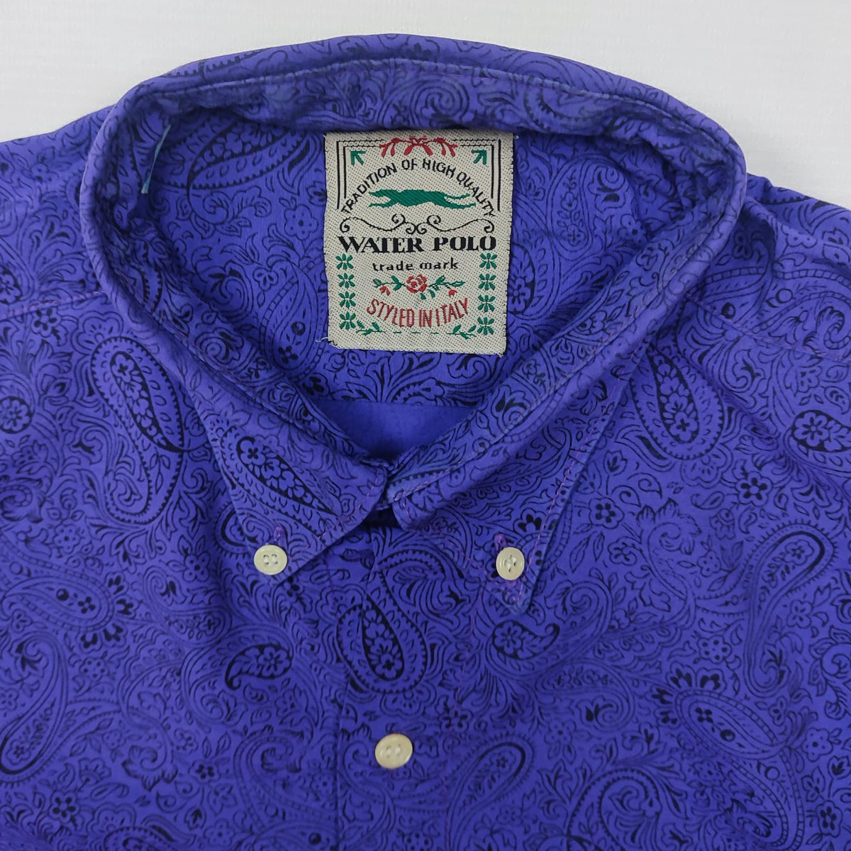 Water-Polo-Etikett mit der Aufschrift Styled in Italy am Button-down-Kragen des gemusterten Hemds