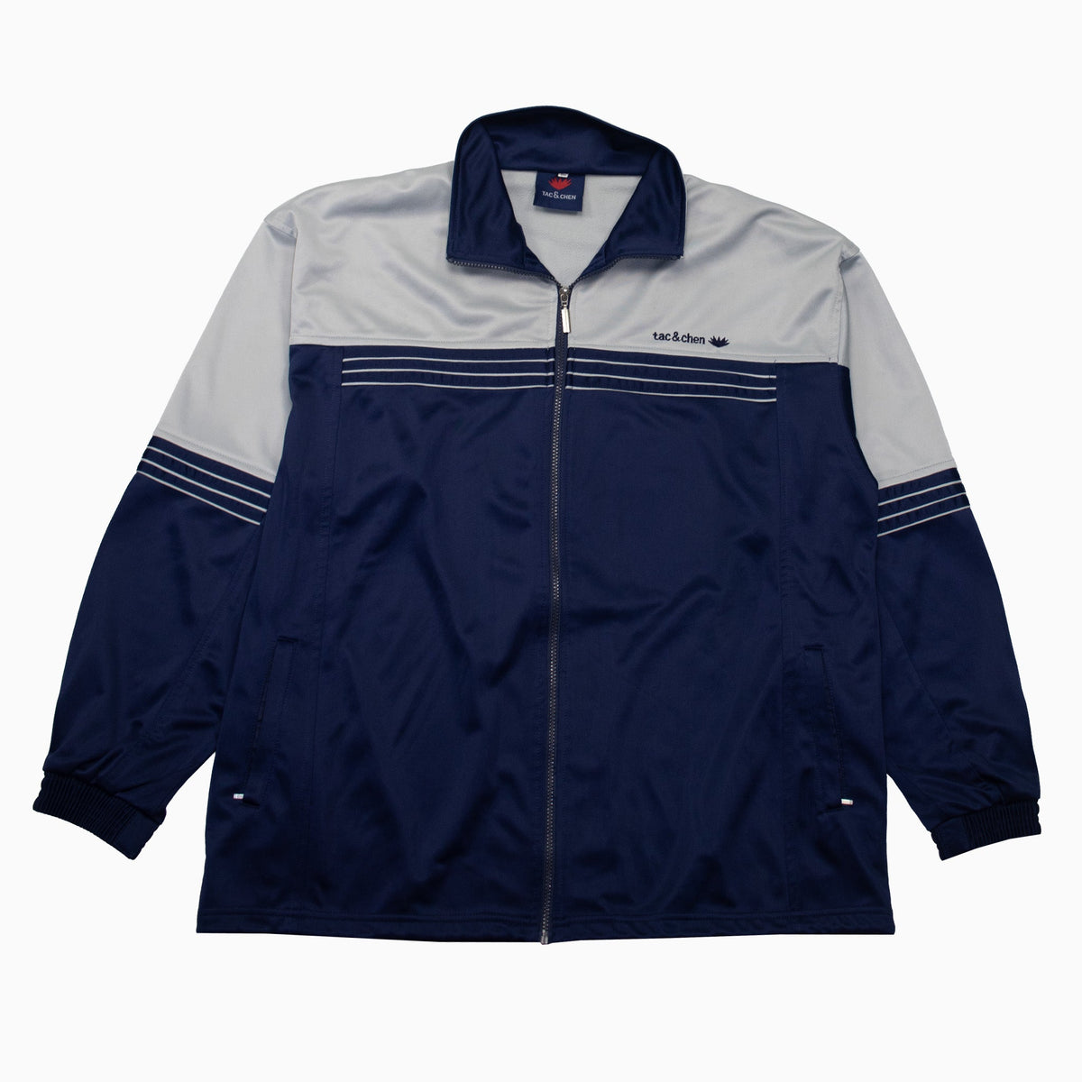 Trainingsjacke von Tac & Chen in Marineblau und Grau mit Reißverschluss und schmalen Querstreifen – Vorderansicht.