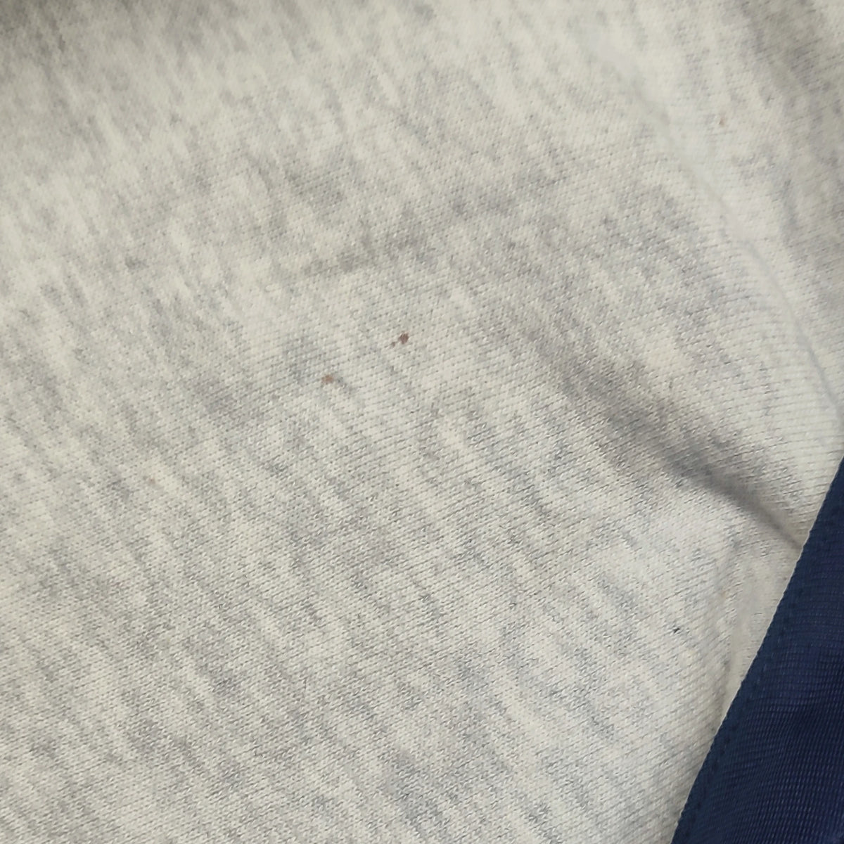 Marineblaue Champion-Trainingsjacke mit grauen Ärmeln, Kapuze und Logo-Bändern an den Ärmeln - Detailansicht