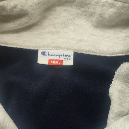 Champion-U.S.A.-Etikett mit Größenangabe Small am grauen Kragen der marineblauen Trainingsjacke.