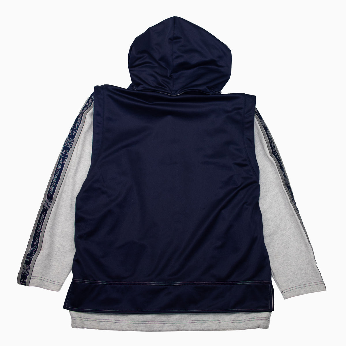 Champion-Trainingsjacke mit marineblauem Rücken, Kapuze und grauen Ärmeln mit Logo-Bändern – Rückansicht.