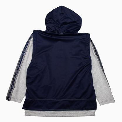 Champion-Trainingsjacke mit marineblauem Rücken, Kapuze und grauen Ärmeln mit Logo-Bändern – Rückansicht.