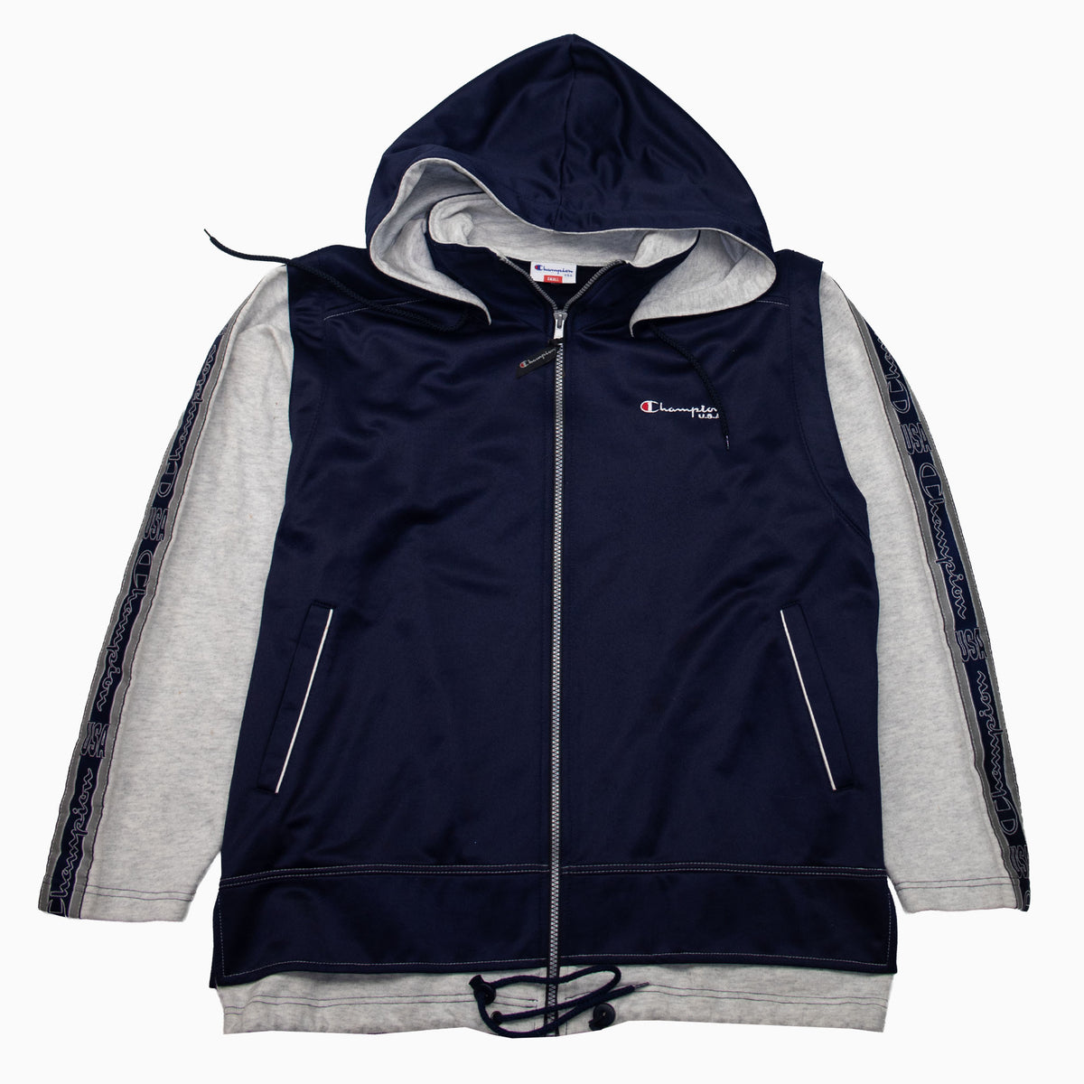 Marineblaue Champion-Trainingsjacke mit grauen Ärmeln, Kapuze und Logo-Bändern an den Ärmeln – Vorderansicht.
