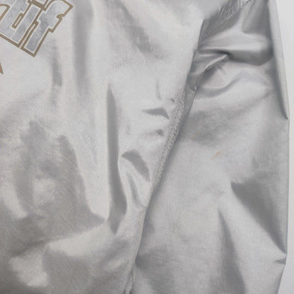 Langer Herosportif-Windbreaker in Grau und Marineblau mit türkiser Verschlussblende und Stehkragen – Detailansicht