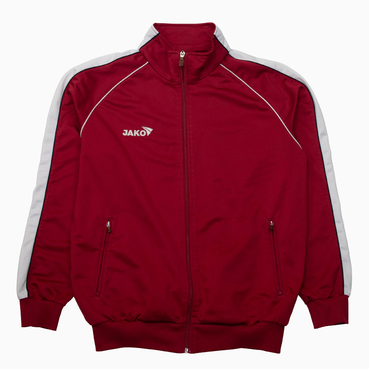 Rote Jako-Trainingsjacke mit weißen Schulter- und Ärmelstreifen, Brustlogo und Reißverschlusstaschen – Vorderansicht.