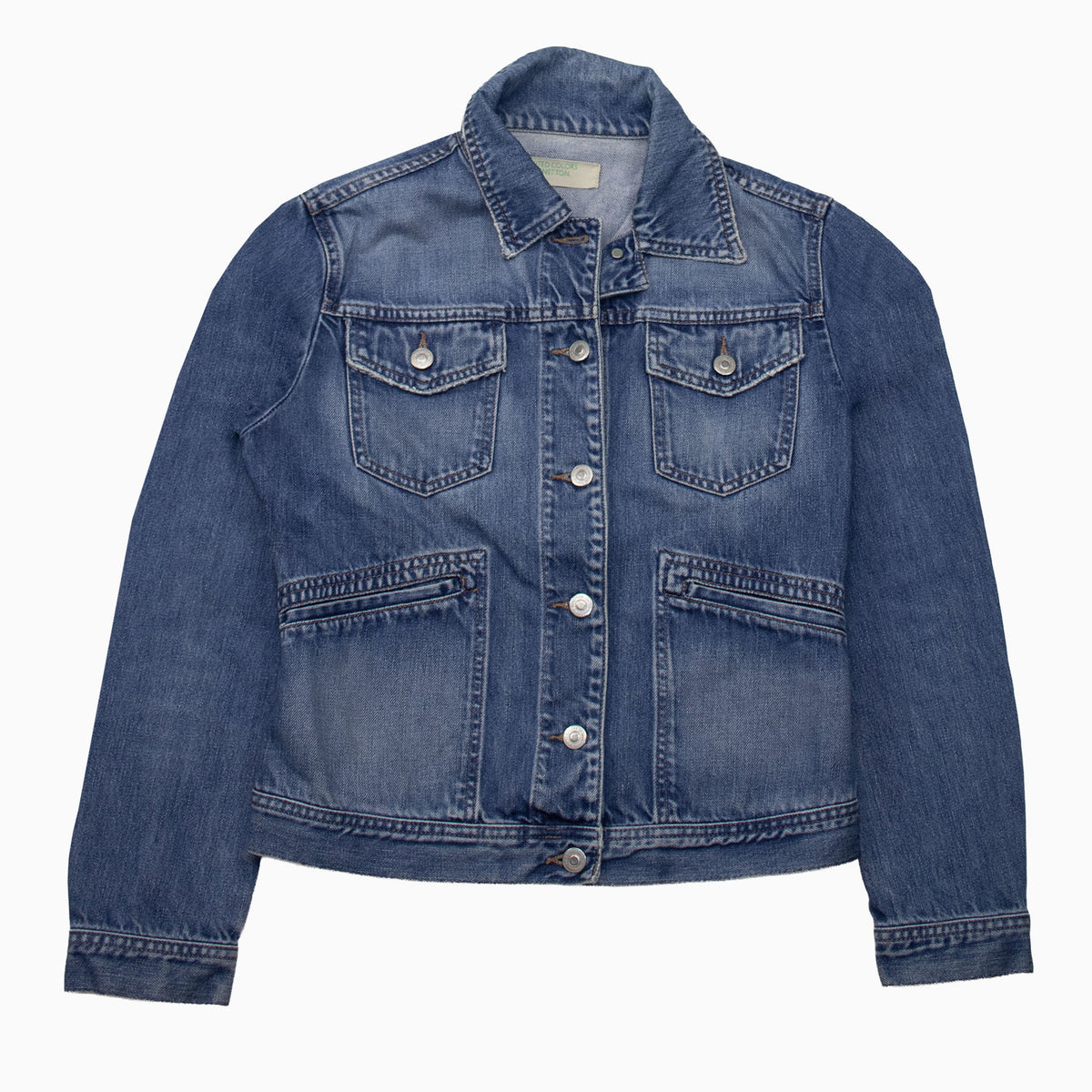 Blaue Jeansjacke von United Colors of Benetton mit Knopfleiste und vier aufgesetzten Taschen – Vorderansicht.