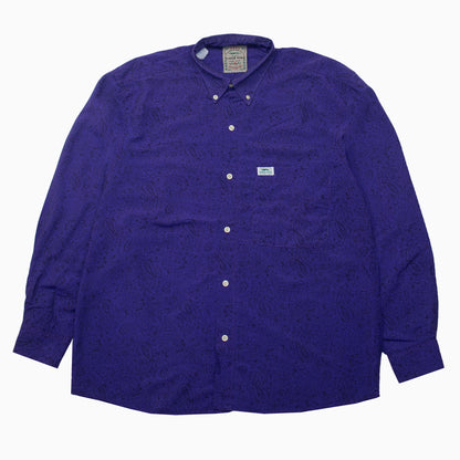 Lilafarbenes Water-Polo-Langarmhemd mit feinem schwarzem Paisleymuster, Button-down-Kragen und Brustlabel, Vorderseite